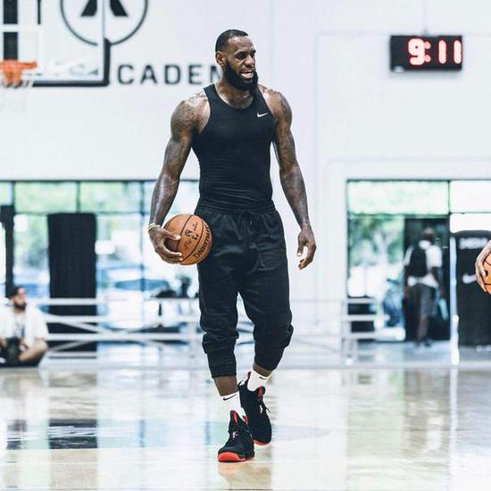 也有人看着 也有人看着